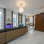 Teresa On Como's Lakeshore Villa *