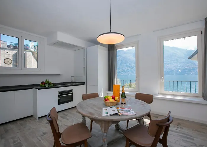 Teresa On Como's Lakeshore Вилла