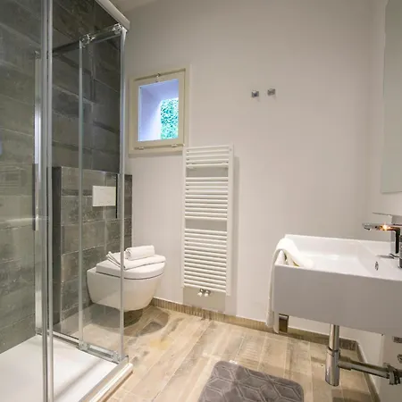 Teresa On Como's Lakeshore 别墅